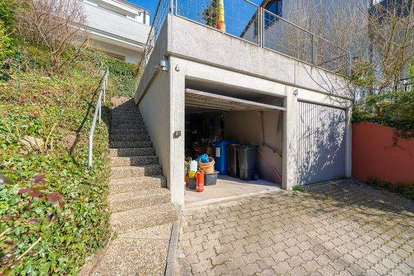 Garage / Weg zum Hauseingang