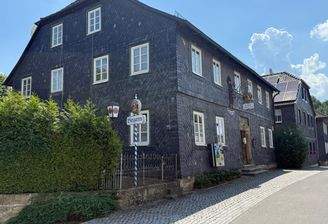 Straßenansicht mit Biergarten