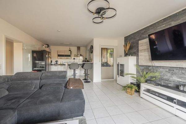 Wohnzimmer mit offener Küche