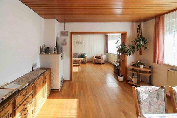 Blick vom Esszimmer ins Wohnzimmer EG