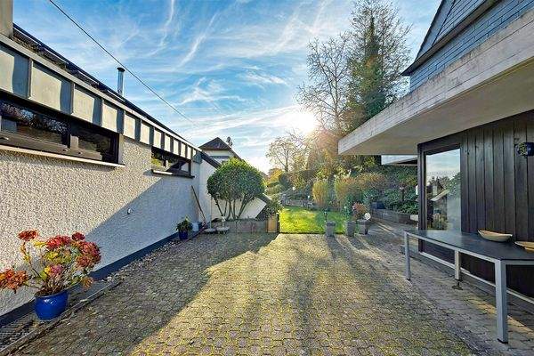 blickgeschützte Terrasse zwischen Haupthaus und Gästehaus