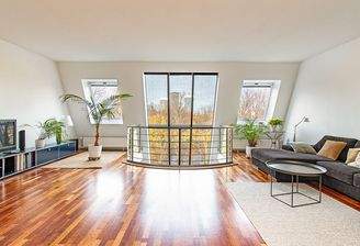 Lichtdurchflutete Galerieebene