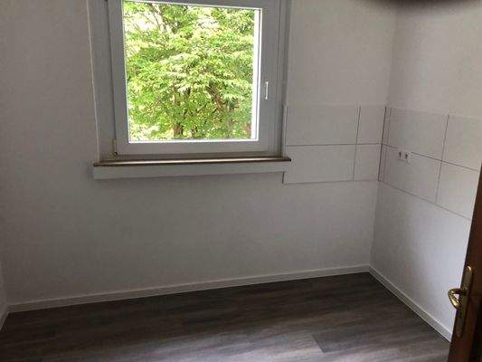 Küche mit weißem Fliesenspiegel.jpg