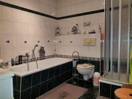 Bad mit Wanne & Dusche