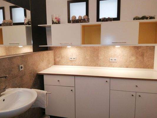 Stilvolles Bad mit moderner Ausstattung.jpg