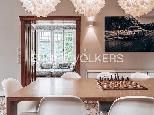 Esszimmer mit Blick ins Wohnzimmer