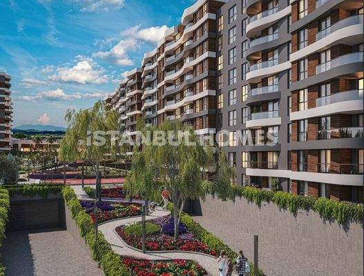 Flats in a Complex with Pool in Istanbul Pendik