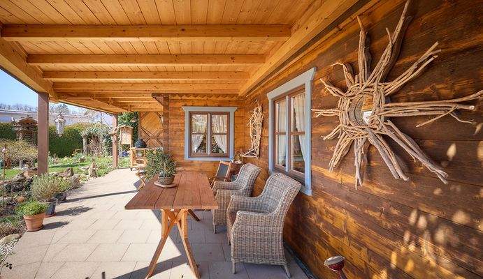 Überdachte Südterrasse