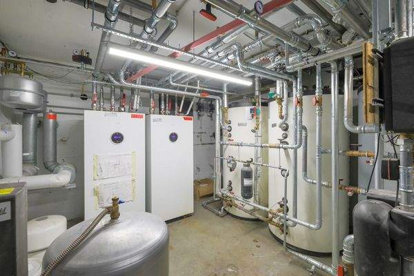 Technikraum mit moderner Heizung