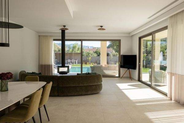 Kreta, Tavronitis: Zeitgenössisch eingerichtete Villa mit Pool zu verkaufen