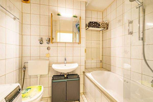 Badezimmer mit Duschwanne