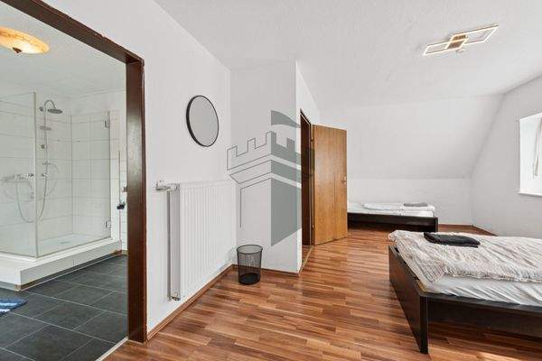 Schlafzimmer + Badezimmer OG-Wohnung