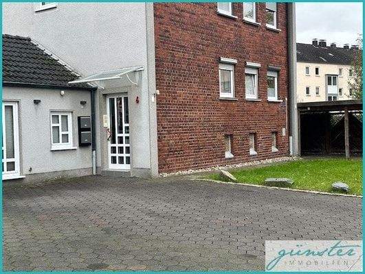 Frontansicht mit Anbau, Stellplatz u. Carport