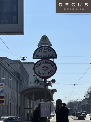 Haltestelle vor dem Haus