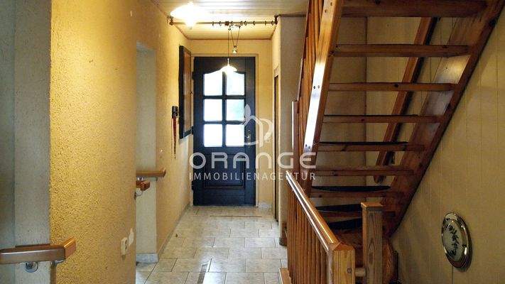 Eingangsbereich | Flur mit Holztreppe und Gäste-WC