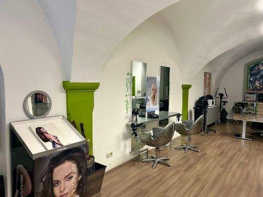 Gewerbeimmobilie-in-bozen-zu-kaufen_immobilien-in-bozen-kaufen_friseursalon-kaufen_friseursalon-kaufen-in-bozen-Immobilien-südtirol_immobilien-in-südtirol_wohnung-in-bozen-kaufen_wohnung-kaufen-in-südtirol_wohnung-kaufen-für-wenig-geld_günstge-gewerbeimmo