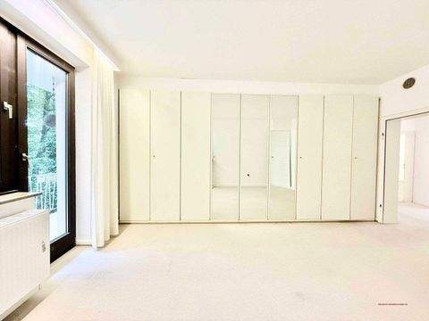 Schlafzimmer mit Balkonzugang