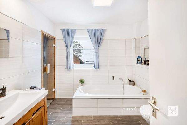 Badezimmer mit Zugang zum Abstellraum