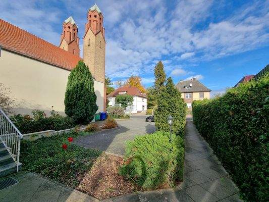 Blick zur Straße von Haus