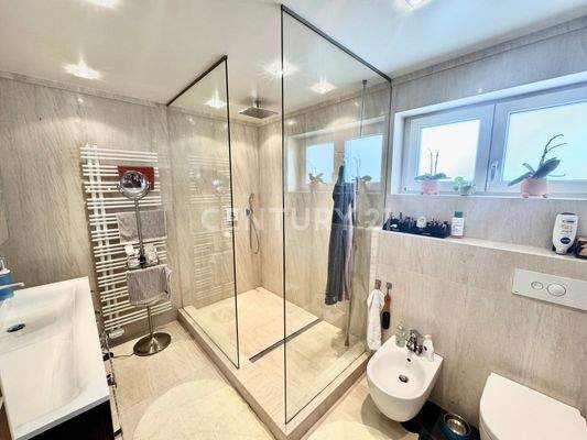 Exklusives Bad mit übergroßer Dusche und Eleganz