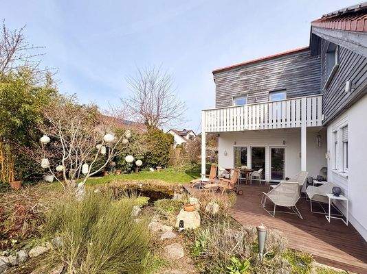 Gartenteich mit Terrasse