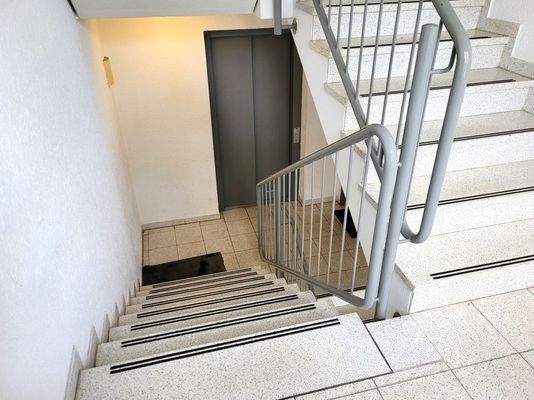 Treppenhaus mit Aufzug