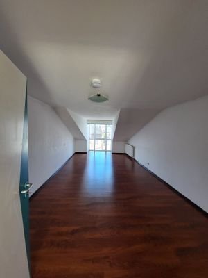 Schlafzimmer 2 Blick zum Fenster.jpg