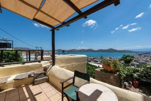 Kreta, Elounda: Charmantes Dorfhaus mit Innenhof und Terrassen mit Meerblick