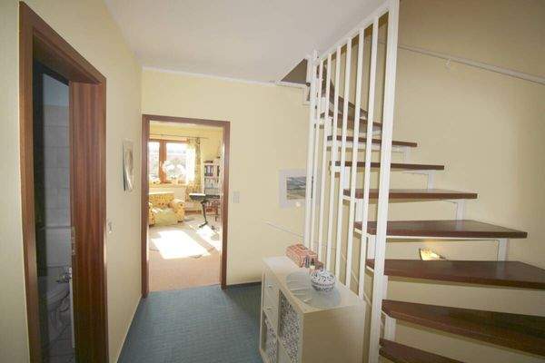 Kleiner Flur OG mit Treppe ins DG