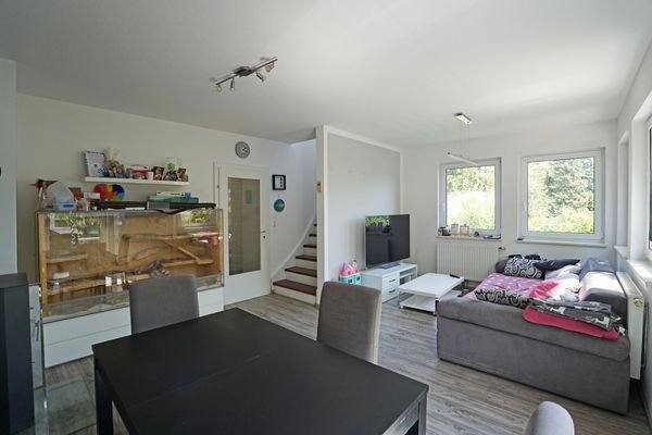 Wohnzimmer mit Stiege ins Obergeschoß