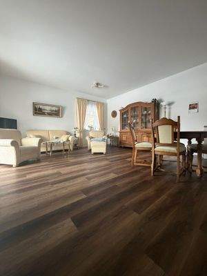 Wohnzimmer mit Holzboden