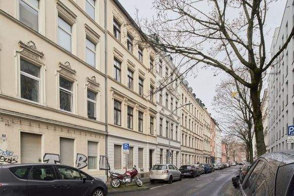 Straßenansicht links