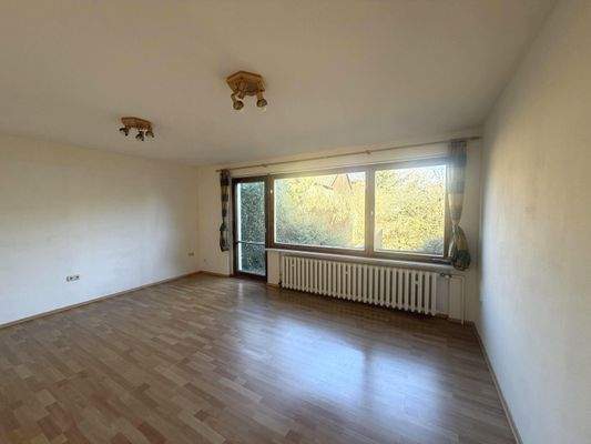 EG: Wohnzimmer mit Terrassenaustritt