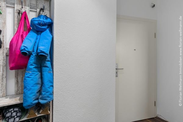 Eingangsflur (4,76m²) mit Garderobe.