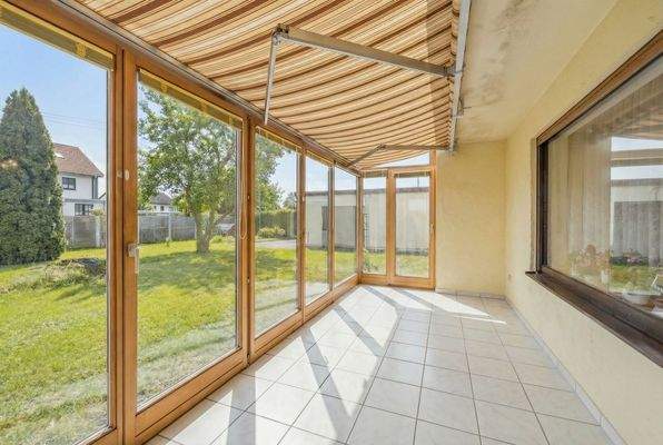 Wintergarten mit Blick in Südgarten - leer KI