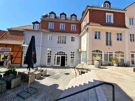 Brunnenhof mit Blick auf den &quot;Laden&quot;