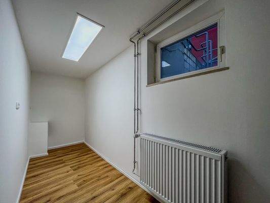 separates Büro, ideal für ruhige Büroarbeit oder diskrete Kunden- und Mitarbeitergespräche