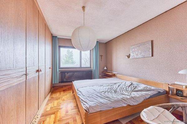 ... mit großem Einbauschrank