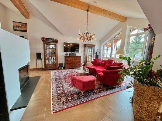 Kamin mit Blick in den Wohnbereich