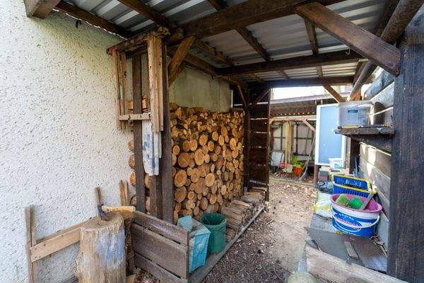 Unterstand neben dem Haus