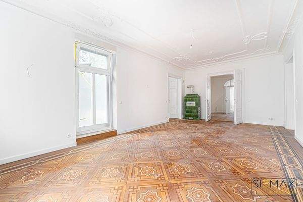 Wohnzimmer mit Intarsien Parkett und Kachelofen