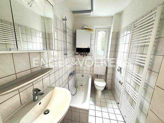 Tageslichtbadezimmer mit Wanne