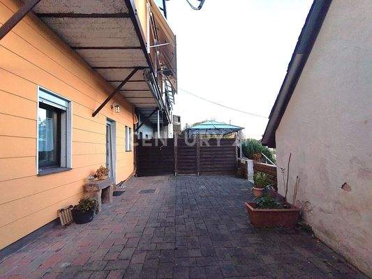 Die herrlich große Terrasse mit Zugang zum Garten