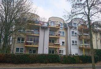 Mehrfamilienhaus mit Balkonen