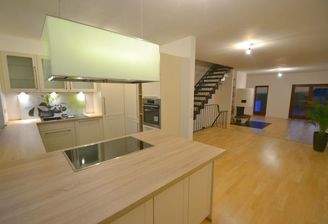 Offene, in hellen Tönen gehaltene Küche