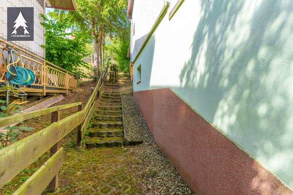 Treppe zum Schuppen und Parkplatz