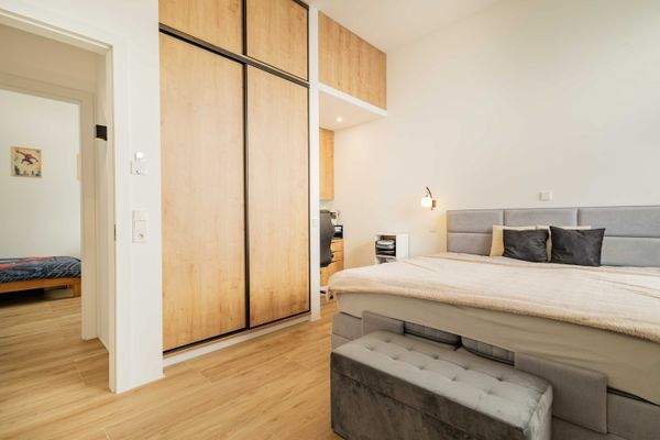 ...mit Einbauschränken und Büronische 