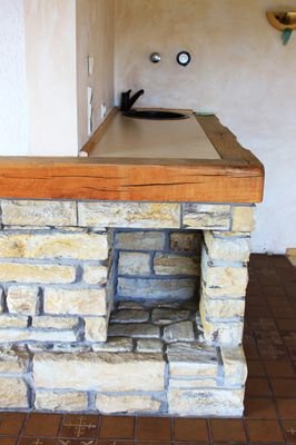 Theke mit Kaminholznische