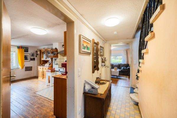 Flur mit Durchgang zur Küche EG