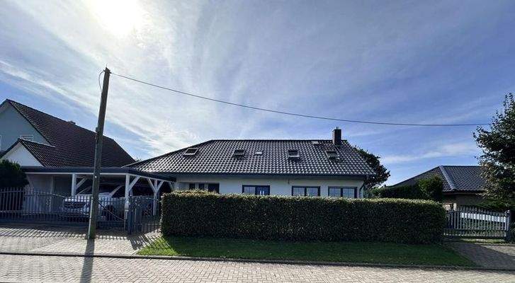 Ansicht straßenseitig mit zwei Zufahrten